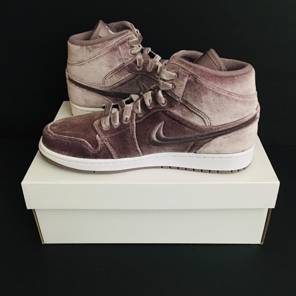 Air Jordan 1 Mid SE Womens size 10